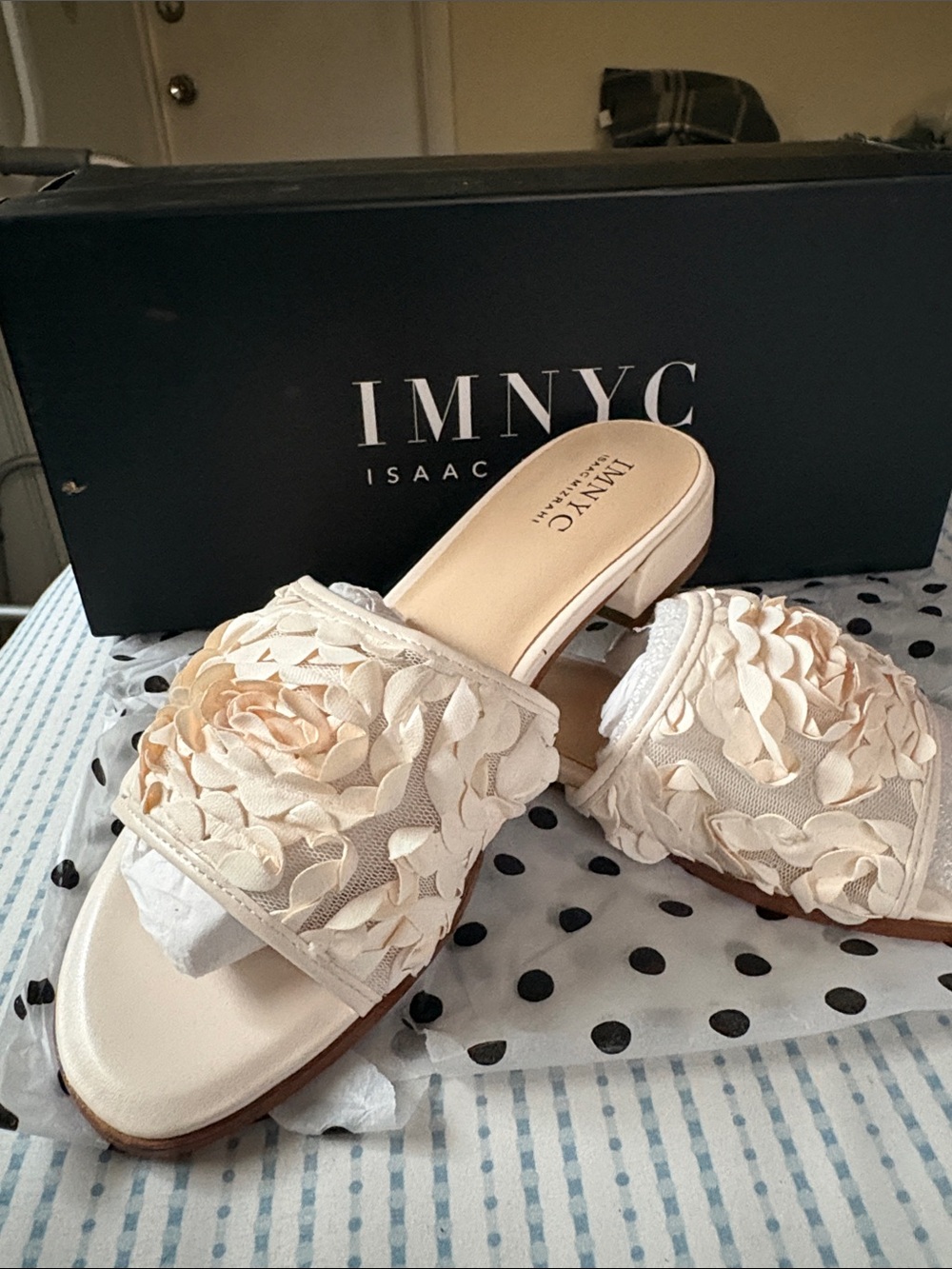 Isaac Mizrahi Cream Floral Applique Slide Mules, size 6.